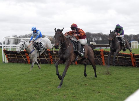 Centre is EMITOM with G Sheehan 1st in Unibet Rendlesham Hurdle.